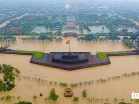 Lũ rút nhưng Đại Nội Huế nhiều nơi vẫn ngập hơn 1m