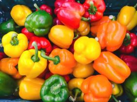 9 loại rau quả chứa nhiều dư lượng thuốc trừ sâu nhất