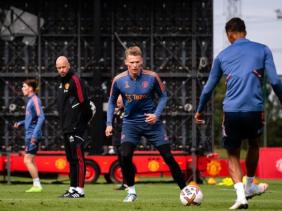 HLV Erik ten Hag chạy gần 14km cùng cầu thủ Man Utd trước trận thắng Liverpool