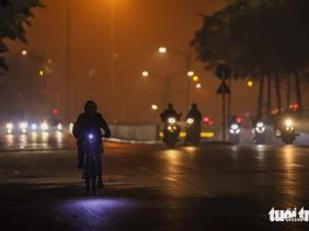 Sáng nay, ô nhiễm không khí ở Hà Nội chuyển sang cảnh báo tím, người dân cần hạn chế ra ngoài