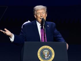 Ông Trump tuyên bố Mỹ gia hạn liên tục bắn, duy trì phong tỏa hàng hải Iran