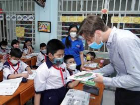 Mập mờ trong biên soạn, công bố sách giáo khoa tiếng Anh