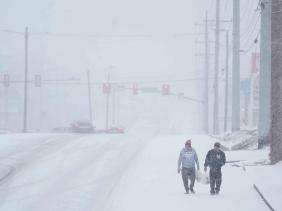 Nước Mỹ oằn mình trong bão tuyết