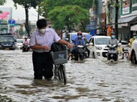 Các tỉnh từ Quảng Ninh đến Bình Thuận cân nhắc cho học sinh nghỉ học tránh bão Trà Mi