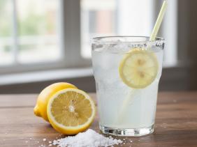 Bác sĩ cảnh báo hiểm họa từ trào lưu uống chanh muối hột chữa bách bệnh