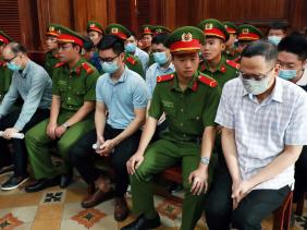 Cựu giám đốc 'cấp nhanh' phiếu lý lịch tư pháp bị áp giải đến tòa