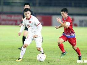Quang Hải đến bệnh viện tại Lào xác định chấn thương