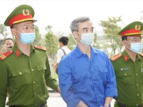 Cựu Giám đốc Bệnh viện Tim Hà Nội Nguyễn Quang Tuấn tóc bạc trắng hầu toà