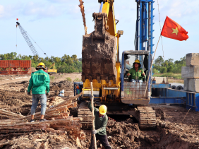 Hối hả công trường dự án giao thông sau Tết