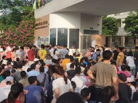 Phụ huynh xếp hàng giành suất vào lớp 1: Sẽ điều chỉnh phương thức tuyển