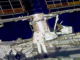 Phi hành gia NASA đi bộ 7 tiếng ngoài không gian