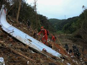 Tìm thấy mảnh vỡ cách nơi máy bay Trung Quốc rơi 10 km