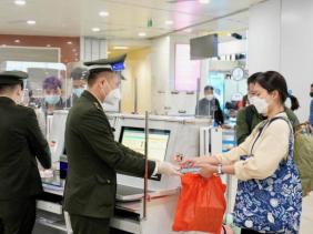 Khách nữ không được bay vì bị phát hiện dùng chứng minh thư giả