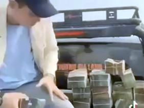 Công an làm việc với thanh niên ngồi xe rải từng cọc tiền xuống đường 'cho đất ăn tiền'