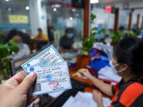 Từ 1/6, ngừng cấp thẻ BHYT giấy, người dân cần lưu ý gì để đảm bảo quyền lợi?