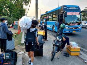 Xe dù lộng hành, giá vé xe Tết tăng vọt ở TPHCM