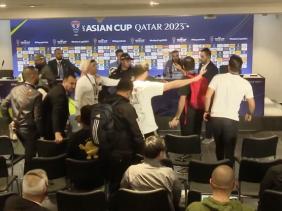 AFC cấm vĩnh viễn các phóng viên tấn công HLV tuyển Iraq