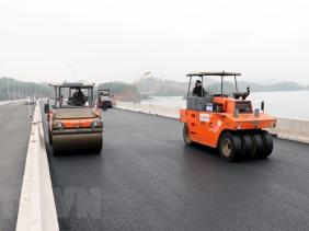 Các nhà thầu thi công đẩy nhanh tiến độ thi công cao tốc Vân Đồn-Móng Cái. (Ảnh: Văn Đức/TTXVN)