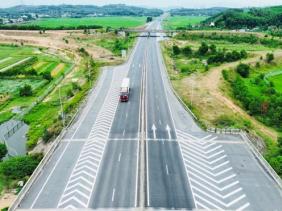 Nút giao thông trên cao tốc hơn 34.000 tỉ đồng thi công dang dở