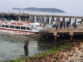 Du khách, người dân mắc kẹt ở Cù Lao Chàm đã được vào đất liền