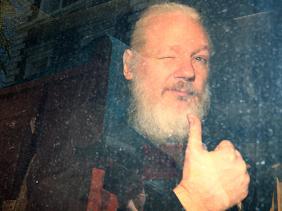 Người sáng lập WikiLeaks kết hôn trong tù