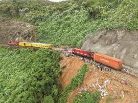 Thông đường sắt qua khu gian Hải Vân