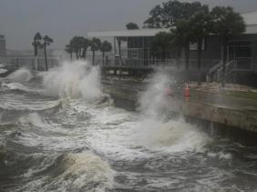 Bão Milton đổ bộ Florida, có nơi mưa lớn 'ngàn năm có một'