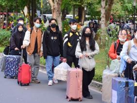 Nhiều trường đại học cho nghỉ Tết cả tháng, sinh viên năm nhất lo lắng khó lấy lại tinh thần học