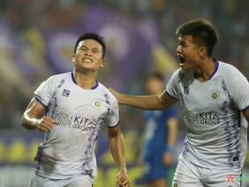 Tuấn Hải cân bằng thành tích với Ronaldo nhờ cú đúp vào lưới Wuhan Three Towns