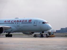 Hãng hàng không Canada xin lỗi vì phi công ép hành khách xuống máy bay