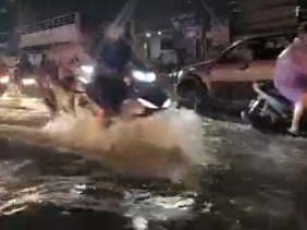 Quốc lộ 1 qua Đồng Nai thành sông sau mưa lớn