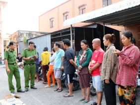 Kiên Giang: Tạm giữ 11 đối tượng chơi tài xỉu ăn tiền