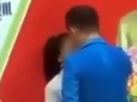 Xuất hiện clip cán bộ trường ở Đà Nẵng có hành động vuốt tóc, áp sát mặt nữ sinh