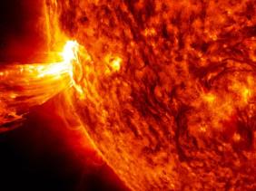 Bão địa từ mạnh ập đến, cảnh báo rủi ro với hàng không, lưới điện