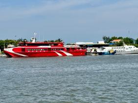 Nhiều tàu cao tốc tạm ngưng vận tải hành khách ra Đặc khu Phú Quý do thời tiết xấu