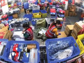 Nhiều địa phương Trung Quốc cho phép người mắc COVID-19 nhẹ đi làm