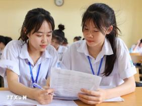 Biến động điểm chuẩn lớp 10: Phụ huynh “cân não” vẫn bất ngờ như chơi xổ số