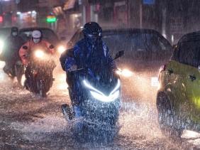 Không khí lạnh tràn xuống, từ đêm nay miền Bắc có mưa dông