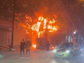 Cháy 4 căn nhà tạm và 1 cửa hàng sửa xe máy bị sập ở Hà Nội