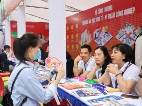 Tuyển sinh 2026: Xu hướng giảm mạnh xét học bạ, "lên ngôi" các kỳ thi riêng