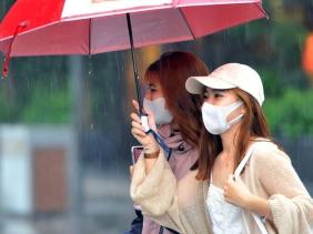 Miền Bắc mưa dông, nắng nóng ở miền Nam kéo dài đến khi nào?