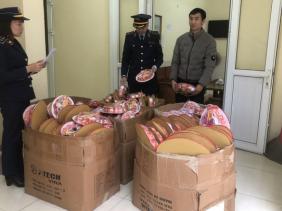 Hà Giang: Thu giữ hơn 400 gói mứt Tết gian lận thời hạn sản xuất