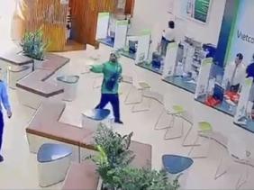 Thu 4 khẩu súng khi bắt 2 nghi phạm cướp ngân hàng ở Gia Lai