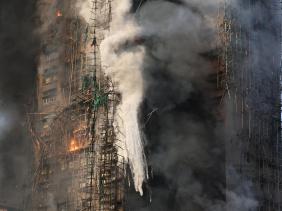 Vì sao đám cháy chung cư Hồng Kông lan nhanh bất thường?