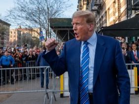 Thẩm phán cảnh báo ông Trump không đe dọa bồi thẩm đoàn