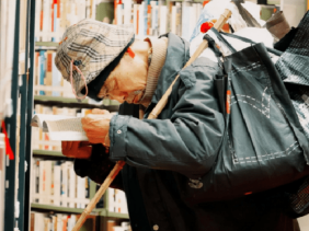 Ông lão nhặt rác được tạc tượng ở thư viện thành phố