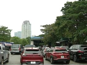 Người dân phía Bắc xếp hàng đăng kiểm ô tô, nhu cầu tăng gấp 3 lần