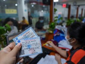 Cơ quan bảo hiểm nói gì về việc mua bảo hiểm y tế nhưng sang tỉnh khác không được trả đủ phí?