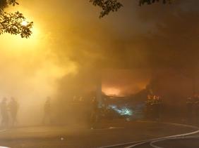 Bình Định: Nhà kho bốc cháy trong đêm, nhiều mặt hàng tiêu dùng bị thiêu rụi