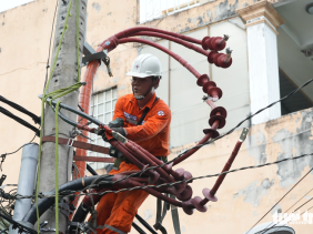 Công nhân Công ty Điện lực Phú Thọ (TP.HCM) bảo trì lưới điện trung thế - Ảnh: HỮU HẠNH